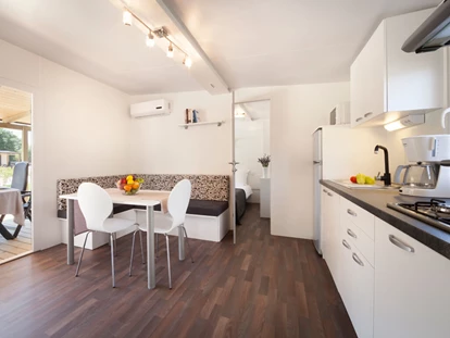 Luxuscamping - Kochmöglichkeit - Kroatien - Campingplatz Polari - Meinmobilheim Standard auf dem Campingplatz Polari