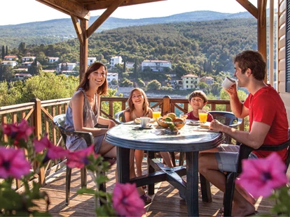 Luxuscamping - Kochmöglichkeit - Kroatien - Campingplatz Marina  - Meinmobilheim Comfort auf dem Campingplatz Marina 
