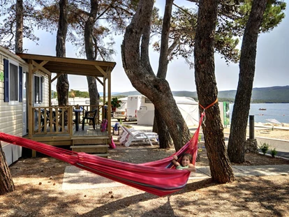 Luxury camping - Gartenmöbel - Zadar - Šibenik - Ježevac Premium Camping Resort - Meinmobilheim Superior auf dem Ježevac Premium Camping Resort