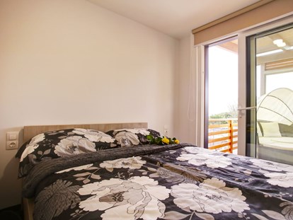 Luxuscamping - Preisniveau: exklusiv - Šibenik - Campingplatz Rehut - Meinmobilheim Mirta auf dem Campingplatz Rehut