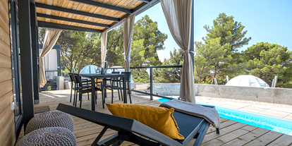 Luxuscamping - Sonnenliegen - Split - Dubrovnik - Campingplatz Medora Orbis - Meinmobilheim Deluxe auf dem Campingplatz Medora Orbis