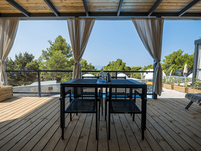 Luxuscamping - Gartenmöbel - Split - Dubrovnik - Campingplatz Medora Orbis - Meinmobilheim Deluxe auf dem Campingplatz Medora Orbis