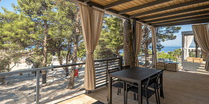 Luxuscamping - Sonnenliegen - Split - Dubrovnik - Campingplatz Medora Orbis - Meinmobilheim Superior auf dem Campingplatz Medora Orbis