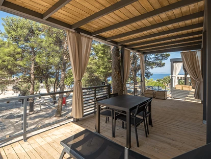Luxury camping - Kochmöglichkeit - Croatia - Campingplatz Medora Orbis - Meinmobilheim Superior Family auf dem Campingplatz Medora Orbis