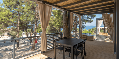 Luxuscamping - Sonnenliegen - Split - Dubrovnik - Campingplatz Medora Orbis - Meinmobilheim Superior Family auf dem Campingplatz Medora Orbis