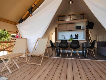 Luxury camping - Dusche - Adria - Arena One 99 Glamping - Meinmobilheim Premium three bedrom safari tent auf dem Arena One 99 Glamping