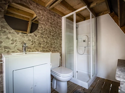 Luxuscamping - Dusche - Adria - Arena One 99 Glamping - Meinmobilheim Premium two bedroom lodge tent auf dem Arena One 99 Glamping