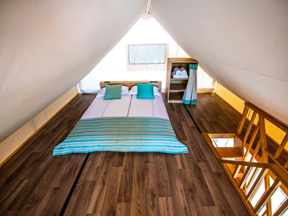 Luxuscamping - Klimaanlage - Arena One 99 Glamping - Meinmobilheim Premium two bedroom safari loft tent auf dem Arena One 99 Glamping