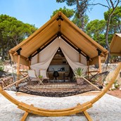 Luxuscamping: Arena One 99 Glamping - Meinmobilheim: Two bedroom safari tent auf dem Arena One 99 Glamping