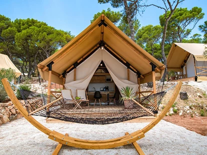 Luxury camping - TV - Croatia - Arena One 99 Glamping - Meinmobilheim Two bedroom safari tent auf dem Arena One 99 Glamping