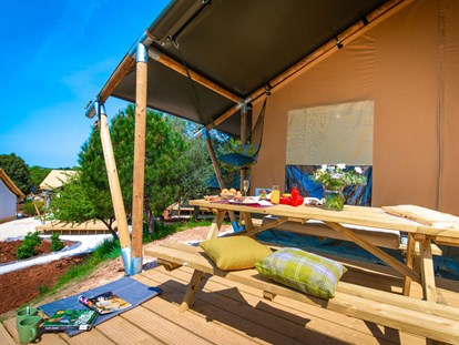 Luxuscamping - Terrasse - Pula - Arena One 99 Glamping - Meinmobilheim Two bedroom tent auf dem Arena One 99 Glamping