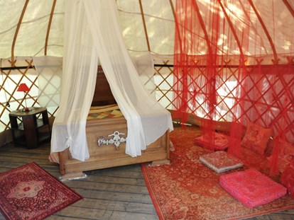 Luxury camping - France - Mille Etoiles Jurten auf Mille Etoiles