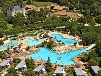 Luxuscamping - Art der Unterkunft: Mobilheim - Süd - Charente-Maritime - Schwimmparadies, 2 000 m² Wasser, geräumige Terrassen, 4 Schwimmbäder wovon drei beheizt,  Rutschen, ein Jacuzzi, Springbrunnen, ein Kinderwasserspielplatz, ein Fluss und Aquabar, unser schönes Schwimmbäderkomplex ist ein Paradies für die ganze Familie. - Séquoia Parc Cottage Safari 4 auf Séquoia Parc