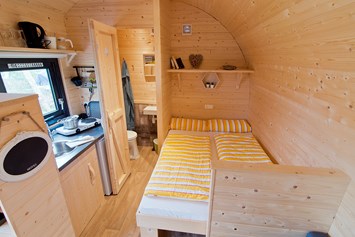 Glampingunterkunft: Teeküche und Doppelbett in der Lodge ©Campingpark Kerstgenshof - Lodge für Familien auf dem Campingpark Kerstgenshof