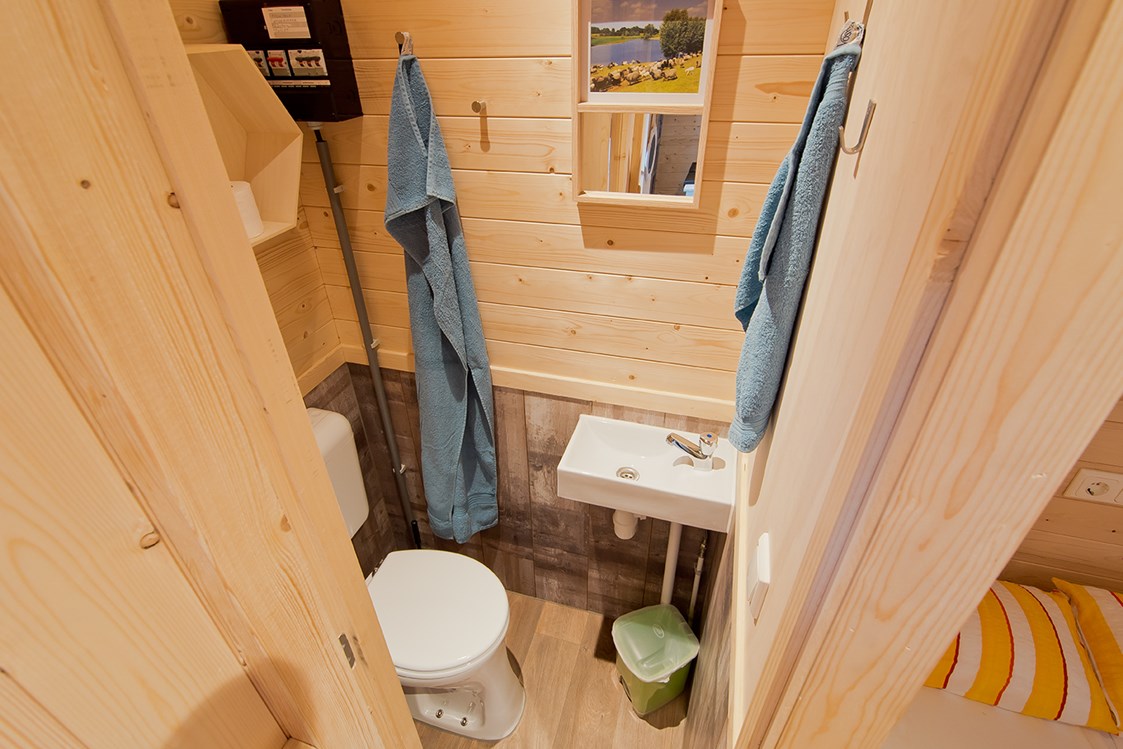 Glampingunterkunft: WC und Handwaschbecken in der Lodge ©Campigpark Kerstgenshof - Lodge für Familien auf dem Campingpark Kerstgenshof