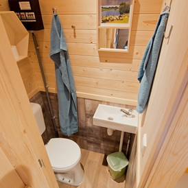 Glampingunterkunft: WC und Handwaschbecken in der Lodge ©Campigpark Kerstgenshof - Lodge für Familien auf dem Campingpark Kerstgenshof