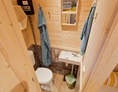 Glampingunterkunft: Das WC mit Handwaschbecken in der Lodge ©Campingpark Kerstgenshof - Lodge für bis zu drei Personen auf dem Campingpark Kerstgenshof