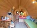 Glampingunterkunft: Sitzecke, Doppelbett und Couch im Pod © Campingpark Kerstgenshof - Pods auf dem Campingpark Kerstgenshof