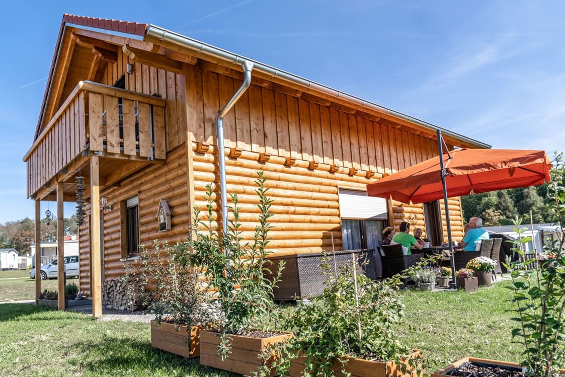 Glampingunterkunft: Landhaus mit Terrasse und Balkon - Landhaus auf Camping & Ferienpark Orsingen