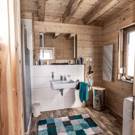 Glampingunterkunft: Badezimmer mit Dusche - Landhaus auf Camping & Ferienpark Orsingen