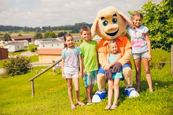 Glampingunterkunft: Kinderanimation in den Ferien in Baden-Württemberg mit unserem Maskottchen Orsi - Landhaus auf Camping & Ferienpark Orsingen