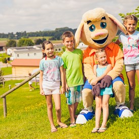 Glampingunterkunft: Kinderanimation in den Ferien in Baden-Württemberg mit unserem Maskottchen Orsi - Landhaus auf Camping & Ferienpark Orsingen