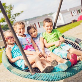 Glampingunterkunft: Kinderspielplätze - Landhaus auf Camping & Ferienpark Orsingen