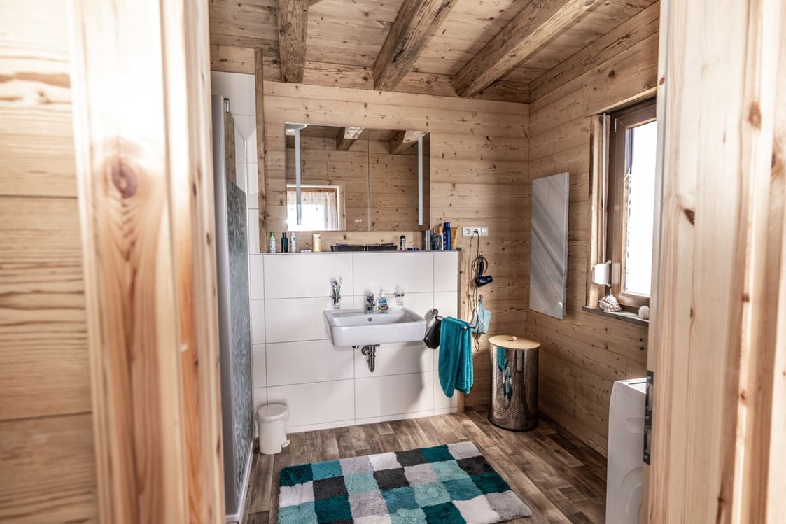Glampingunterkunft: Badezimmer mit Dusche - Schäfer's Landhaus auf Camping- und Ferienpark Orsingen