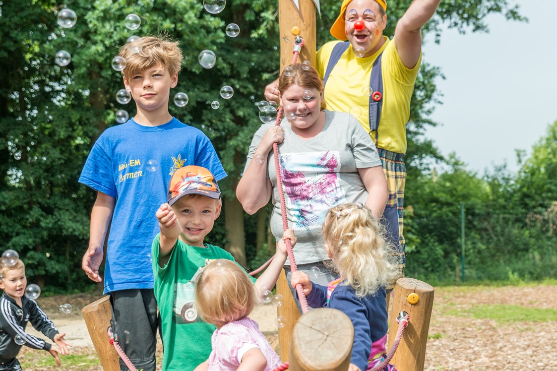 Glampingunterkunft: Clown Ati mit Kindern - Kleines Germanenhaus für 4 Personen am Alfsee Ferienpark