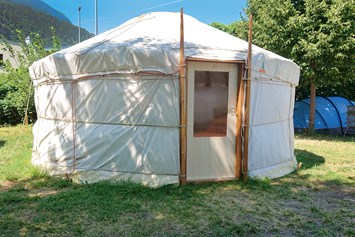 Glampingunterkunft: Die «Mongolische Jurte» bietet den Gästen einen grossen Innenraum mit gedämmten Zeltwänden und Holzboden. Sogar die Inneneinrichtung und die Farbwahl sind an das Original angepasst. - Jurte auf dem Camping Mühleye