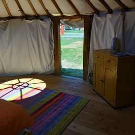 Glampingunterkunft: Die Jurte ist geräumig und bietet genügend Platz - Jurte auf dem Camping Mühleye