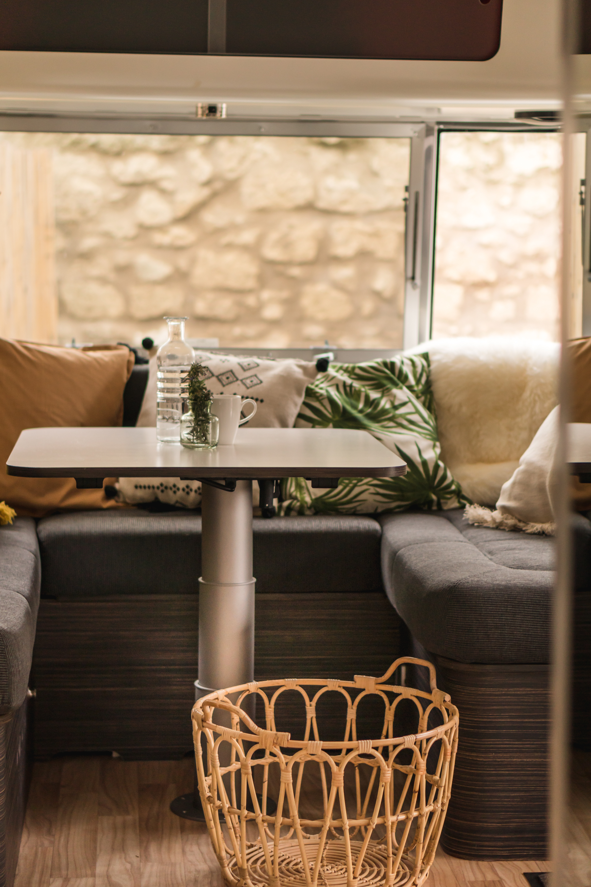 Glampingunterkunft: Airstream für 4 Personen - Wohnenbereich - Garden Suites, Glamping tents und Airstreams