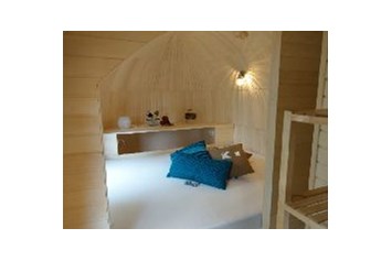 Glampingunterkunft: Schlafbereich mit direktem Seeblick - Urlaubshöhle