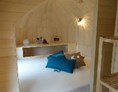 Glampingunterkunft: Schlafbereich mit direktem Seeblick - Urlaubshöhle