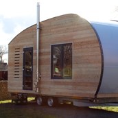 Luxuscamping: Tiny House Ey mit 2 Betten im unteren Bereich und einer Schlafkojie - Tiny Ferien- und Ausstellungspark