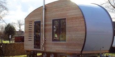 Luxuscamping - Art der Unterkunft: Tiny House - Tiny House Ey mit 2 Betten im unteren Bereich und einer Schlafkojie - Tiny Ferien- und Ausstellungspark