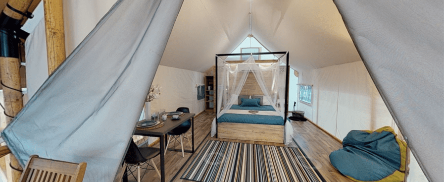 Glampingunterkunft: Lakeside romantic Tent Schlafzimmer mit Doppelbett, Schlafcouch und Essbereich - Lakeside romantic Tent im Lakeside Petzen Glamping Resort