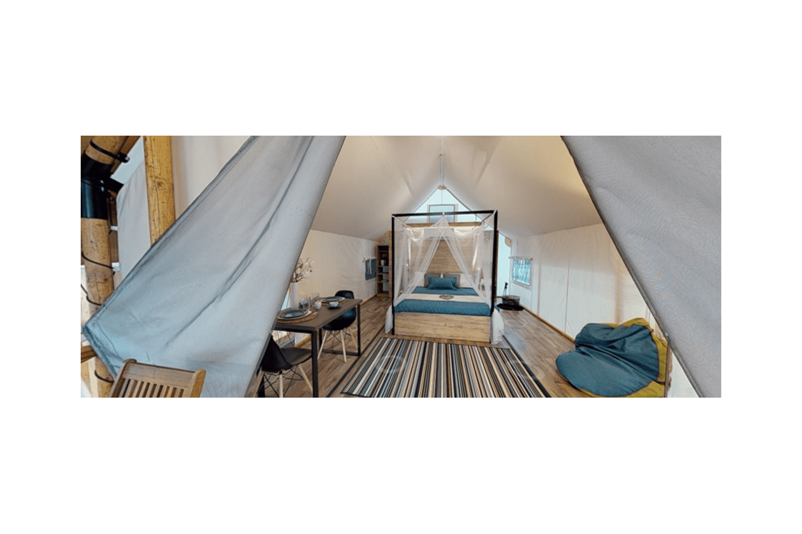 Glampingunterkunft: Lakeside romantic Tent Schlafzimmer mit Doppelbett, Schlafcouch und Essbereich - Lakeside romantic Tent im Lakeside Petzen Glamping Resort