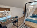 Glampingunterkunft: Lakeside romantic Tent Schlafzimmer mit Doppelbett und der Sitz- bzw. Essbereich - Lakeside romantic Tent im Lakeside Petzen Glamping Resort