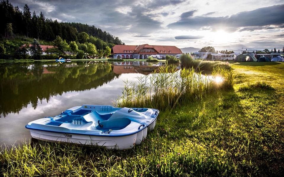 Glampingunterkunft: Tretboot fahren am Pirkdorfer See ist kostenfrei für unsere Glamping Gäste. - Lakeside Family Tent im Lakeside Petzen Glamping Resort