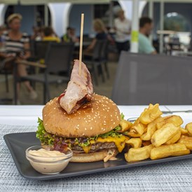 Glampingunterkunft: Burger im Seerestaurant Pirkdorfer See - Glamping Chalet 43m²  mit großer Terrasse im Lakeside Petzen Glamping