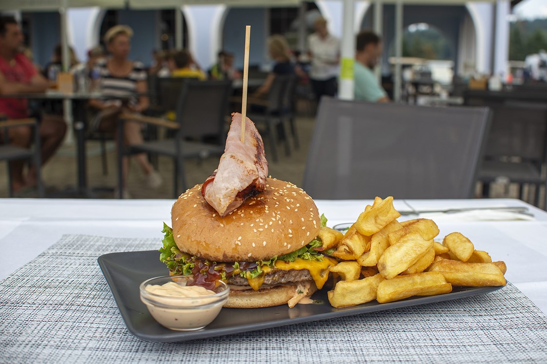 Glampingunterkunft: Burger im Seerestaurant Pirkdorfer See - Glamping Chalet 43m²  mit großer Terrasse im Lakeside Petzen Glamping