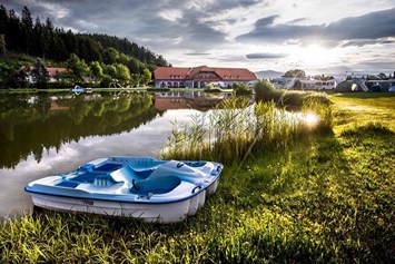 Glampingunterkunft: Tretboot fahren am Pirkdorfer See ist kostenfrei für unsere Lakeside Petzen Glamping Gäste. - Glamping Chalet 43m²  mit großer Terrasse im Lakeside Petzen Glamping