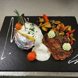 Glampingunterkunft: Steak im Seerestaurant Pirkdorfer See - Glamping Chalet 43m²  mit großer Terrasse im Lakeside Petzen Glamping
