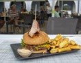 Glampingunterkunft: Burger im Seerestaurant Pirkdorfer See - Baumzelt im Lakeside Petzen Glamping