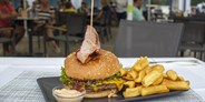Luxuscamping - Angeln - Österreich - Burger im Seerestaurant Pirkdorfer See - Baumzelt im Lakeside Petzen Glamping
