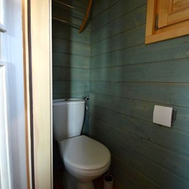 Glampingunterkunft: Bad mit WC und Waschbecken - Wurlwagen mit Seeblick - Naturcampingpark Rehberge