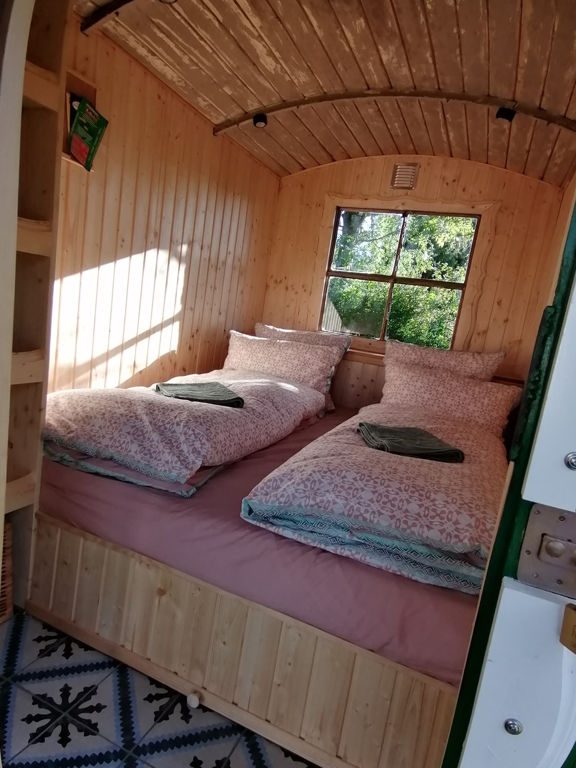 Glampingunterkunft: Kohlmeischen, Bett:160x180 cm - Ecolodge Hinterland Bauwagen Lodge