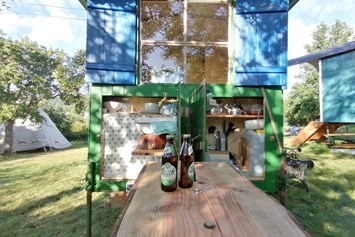Glampingunterkunft: Kohlmeischen, überdachte Außenküche - Ecolodge Hinterland Bauwagen Lodge