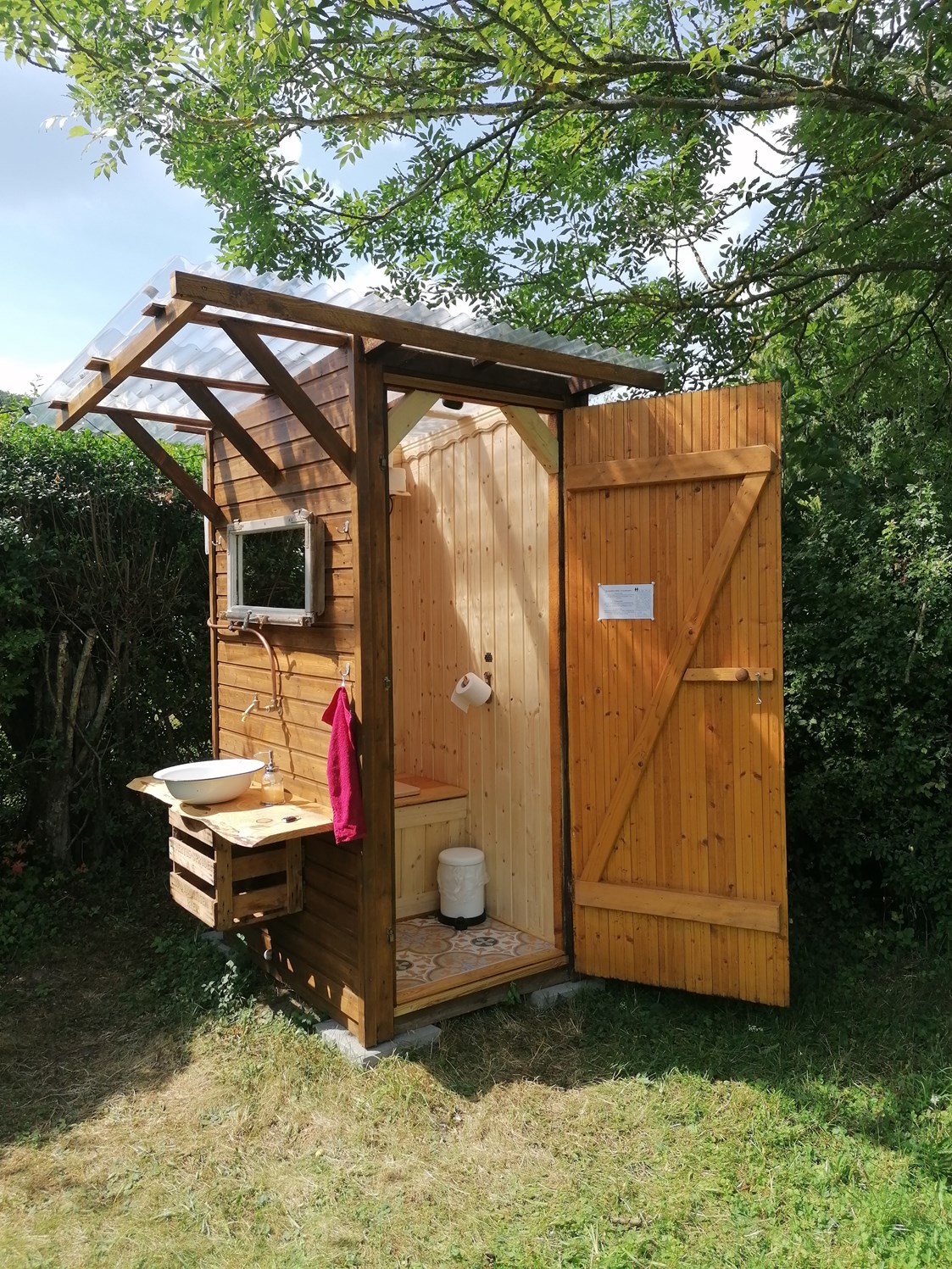 Glampingunterkunft: Toilettenhäuschen mit Kompost-Trenntoilette - Ecolodge Hinterland in Biedenkopf